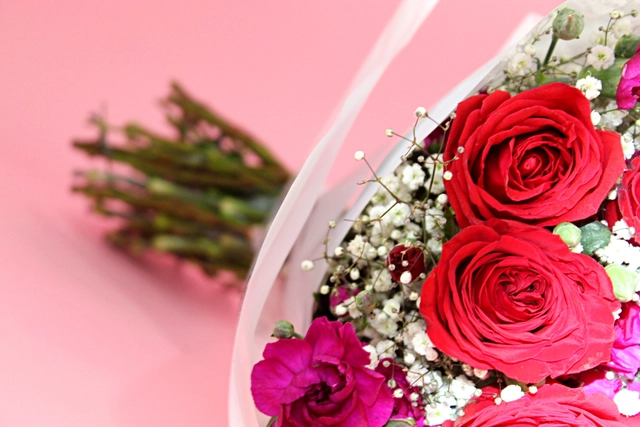 Bouquet 24 Rosas con Follaje, Peluche Panda y Globo Corazón