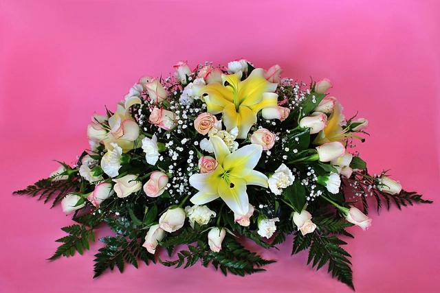 Arreglo floral con lilis y rosas